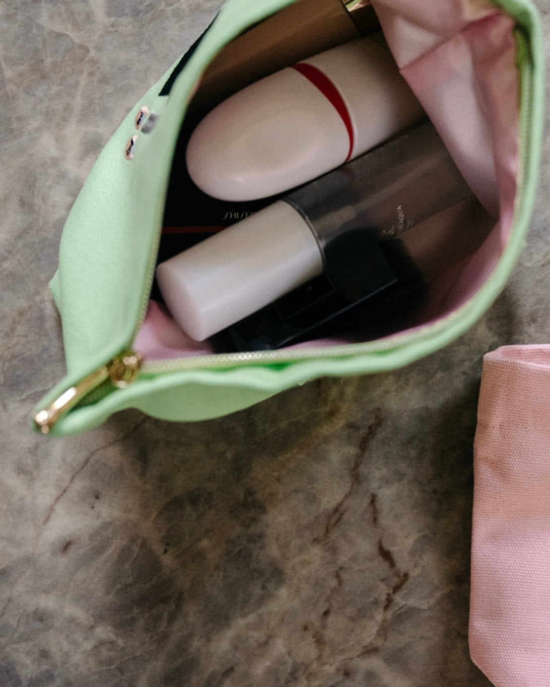 お化粧道具一式入る刺繍ポーチ