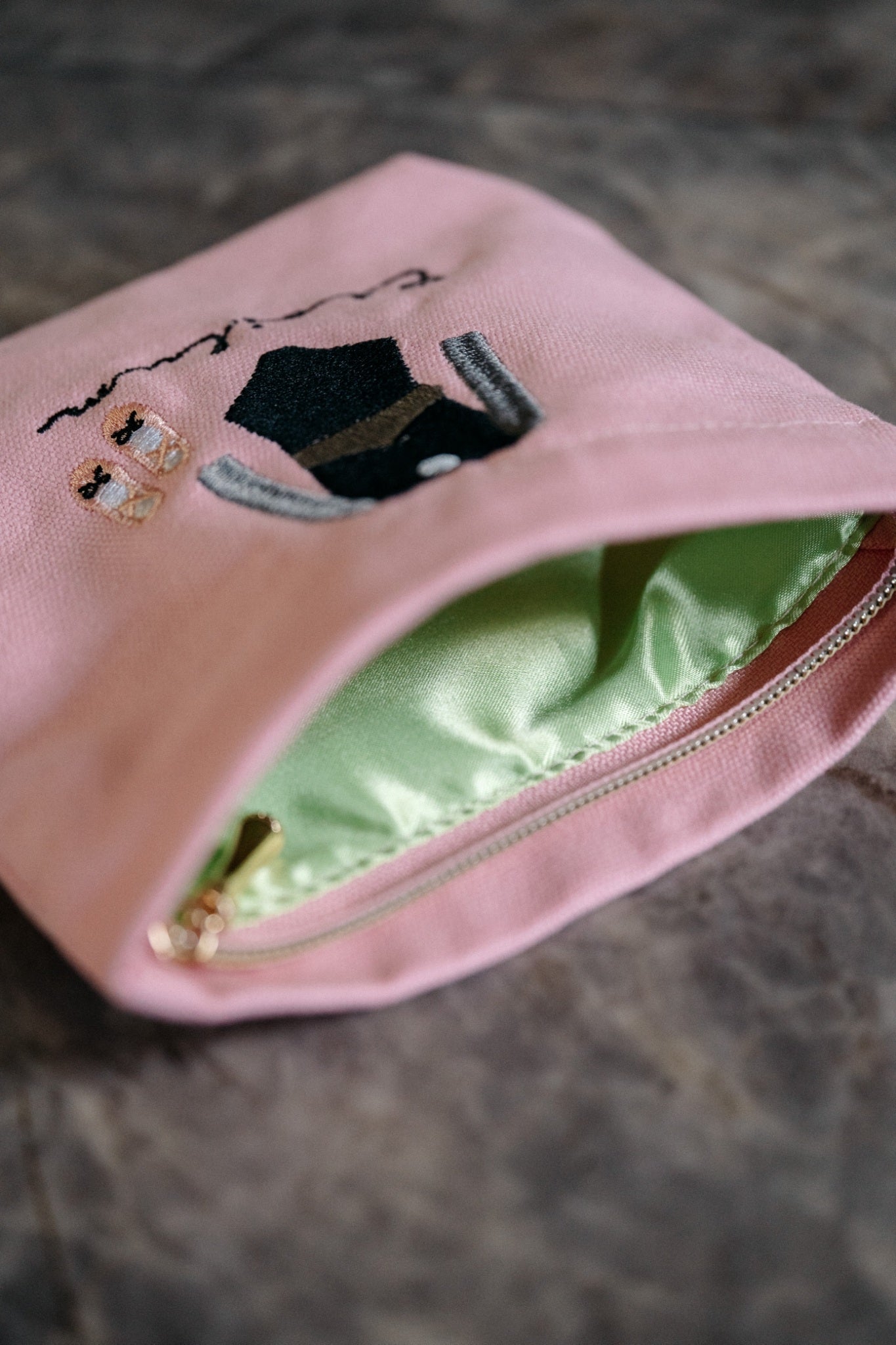 小物が入る刺繍ポーチ