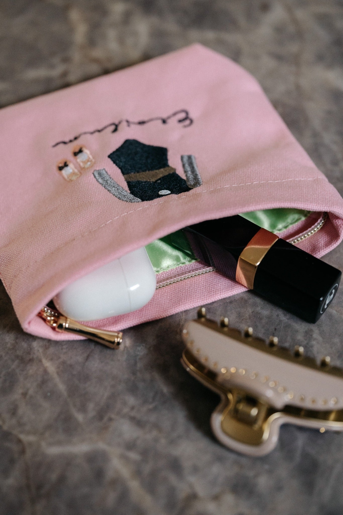 小物が入る刺繍ポーチ