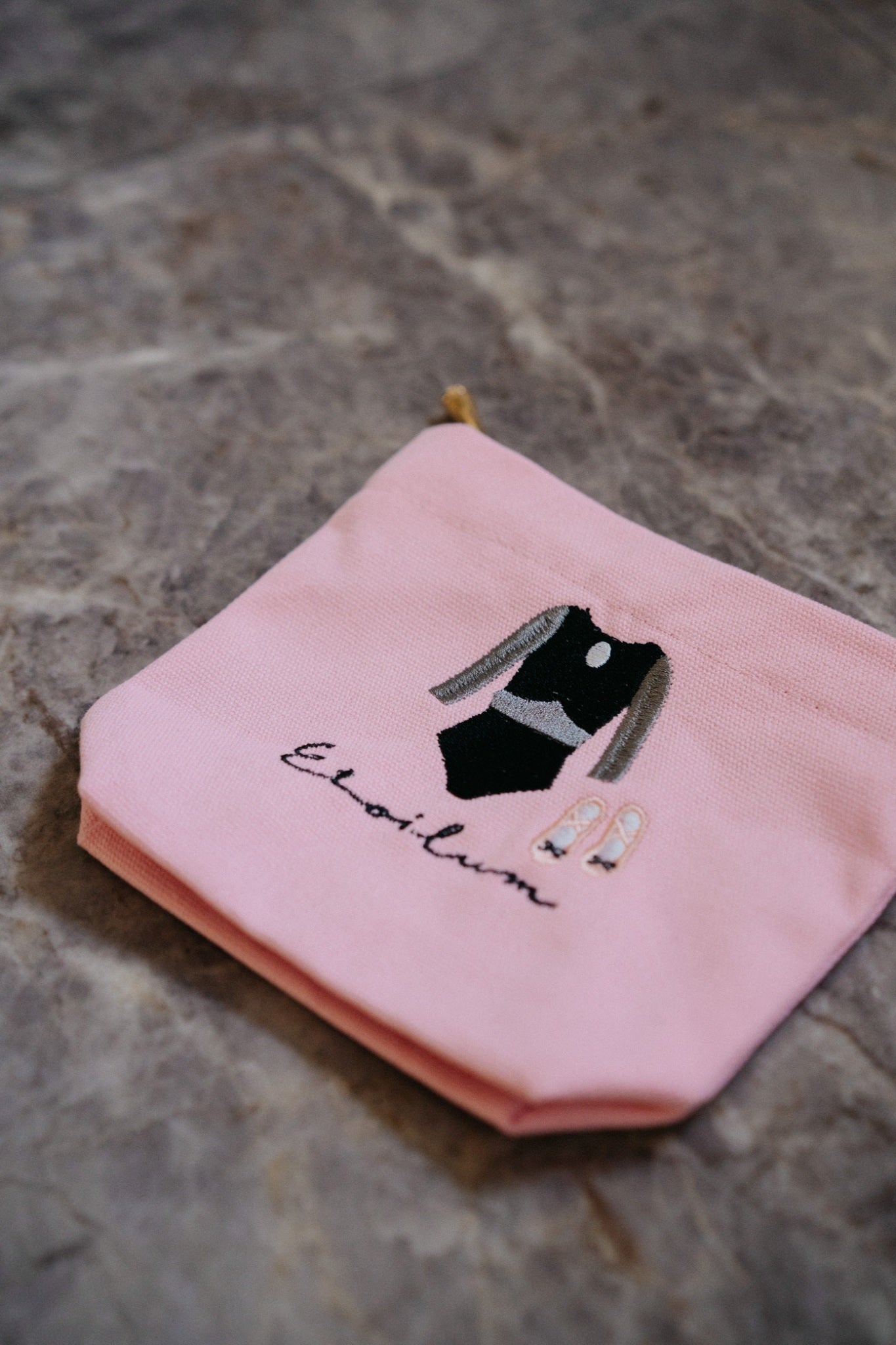 小物が入る刺繍ポーチ