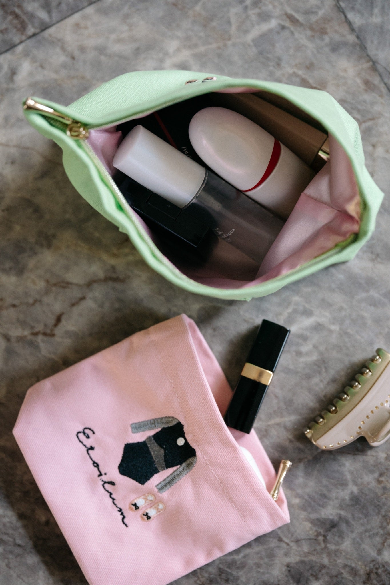 小物が入る刺繍ポーチ