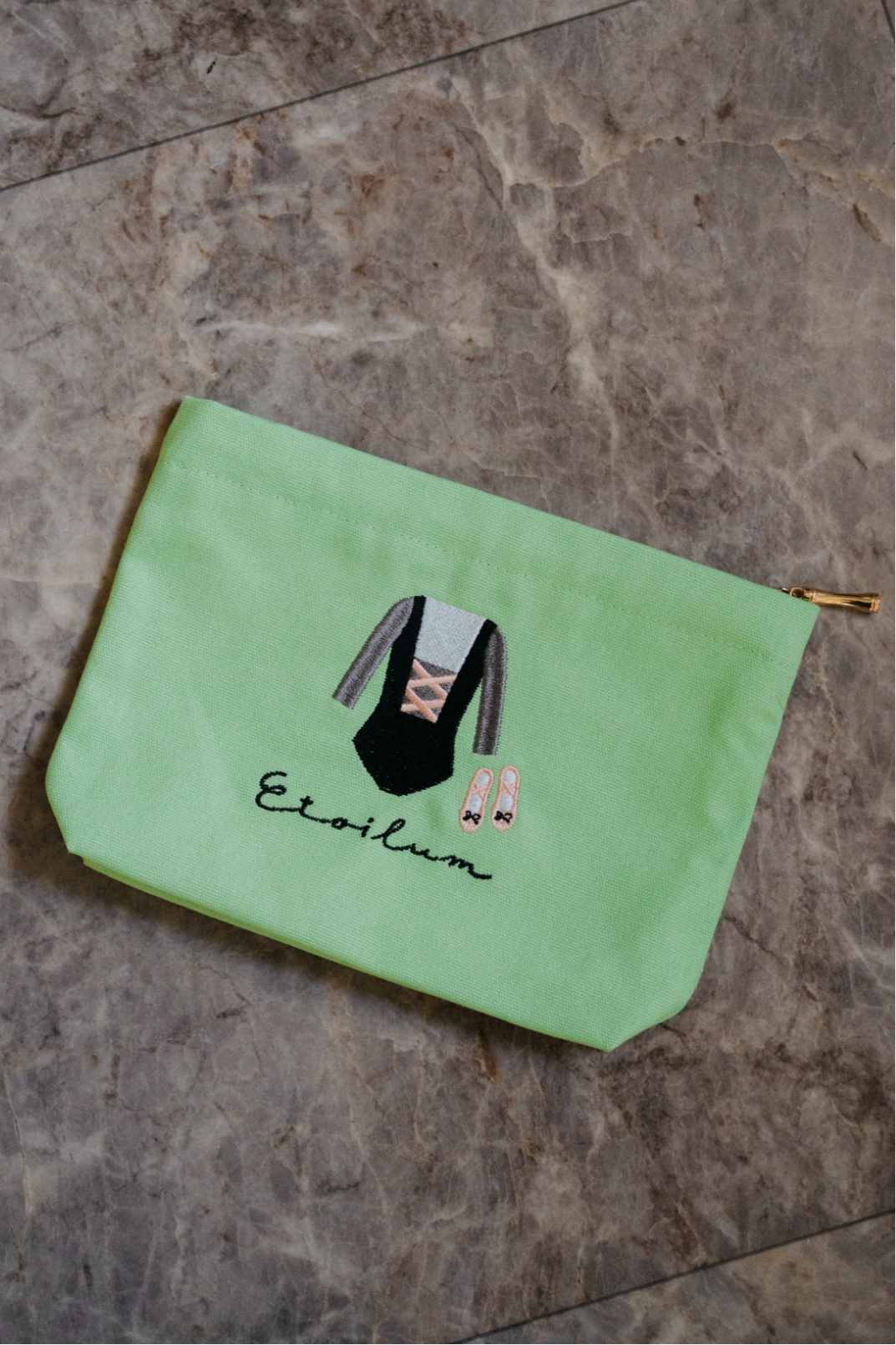 お化粧道具一式入る刺繍ポーチ